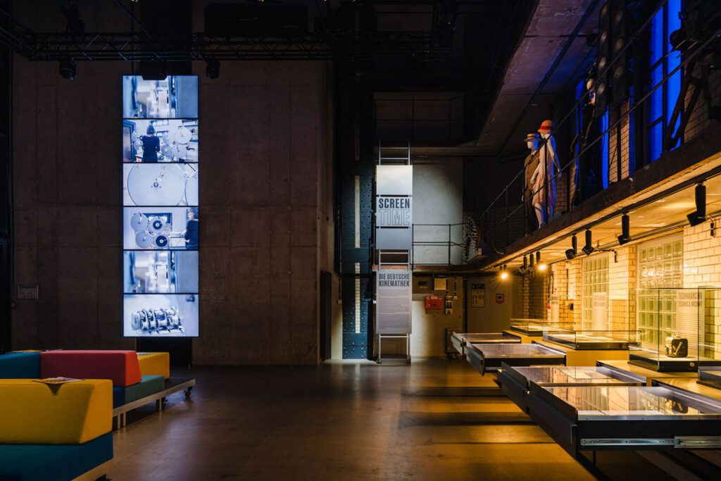 Ausstellungshalle Screentime, Deutsche Kinemathek Berlin – großformatige Videoprojektionen und Lichtinstallation